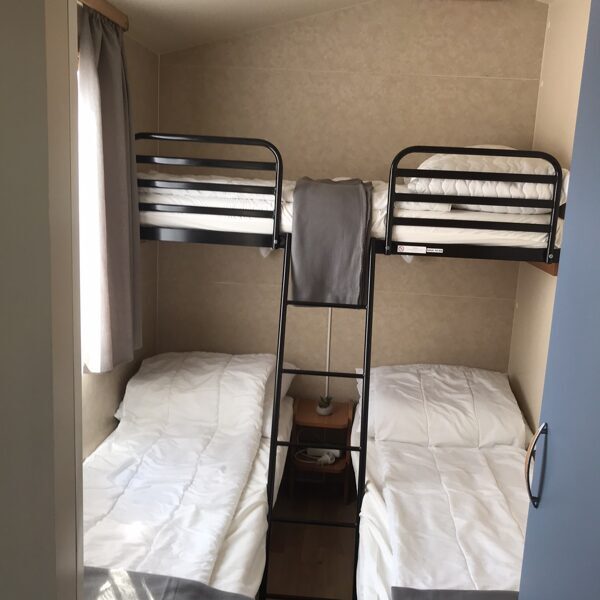 A másik háló, az alsó ágyak mozgathatók,összetolhatók.