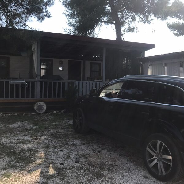 Parkolás a mobilház előtt