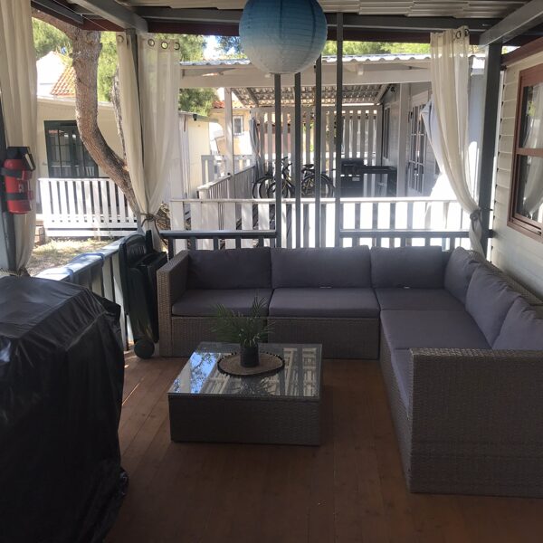 A teraszon a rattan ülőgarnitúrával ellátott pihenősarok