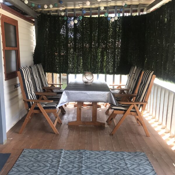 A teraszon a hat személyes étkezőasztal hat székkel