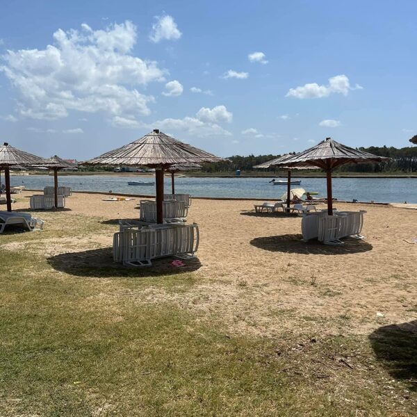 A strand bérelhető napozóágyakkal