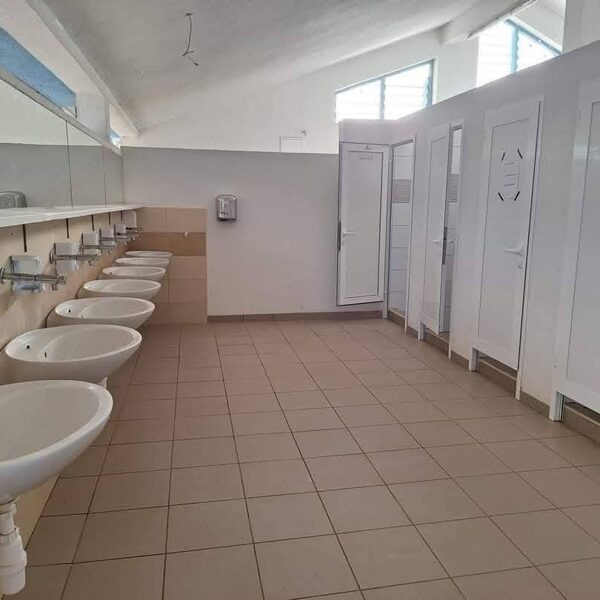 Kemping közös vizesblokk,zárható zuhanykabinokkal női oldal