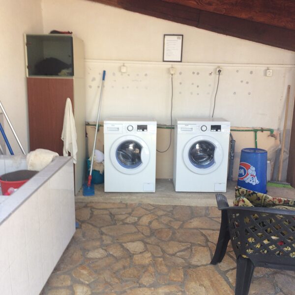 A közös vizesblokkban mosni is lehet,mosójegyet kell venni