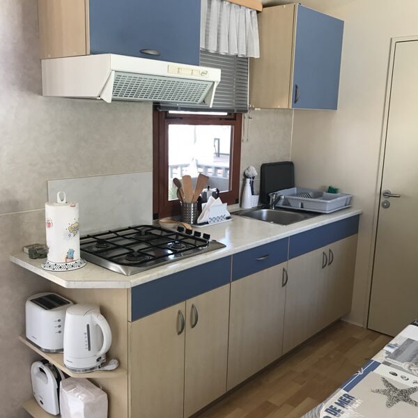 Konyhaszekrény. felszerelve mindenféle eszközzel.