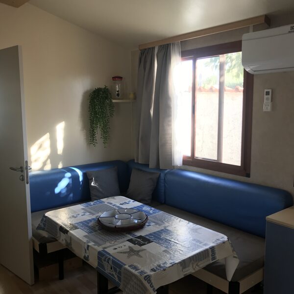 Belépsz a házba,ezt látod.Konyha sarokétkező.szükség esetén ággyá alakítható