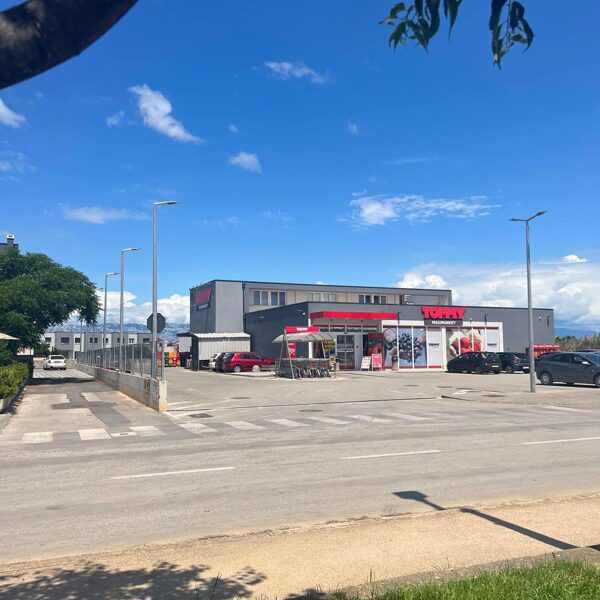 A Sabuntól átsétálhatsz bevásárolni,az út túloldalára