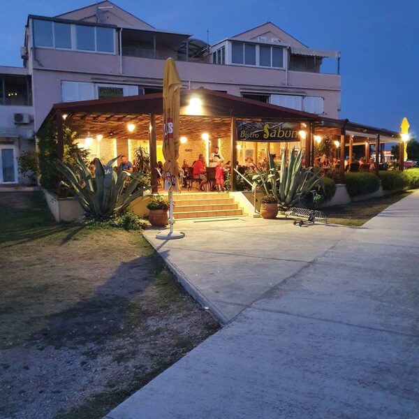 Sabun étterem közvetlenül a kemping sarkában a parton