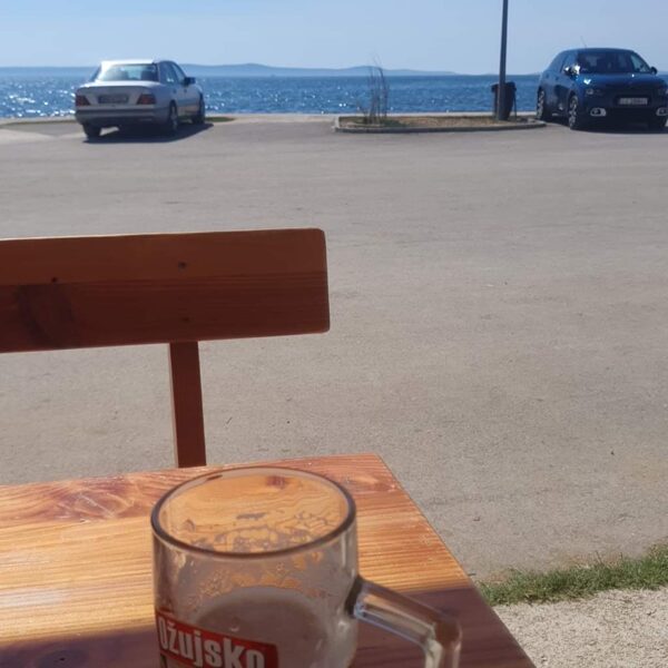 A parton egy jó csapolt sör,közben nézed a tengert