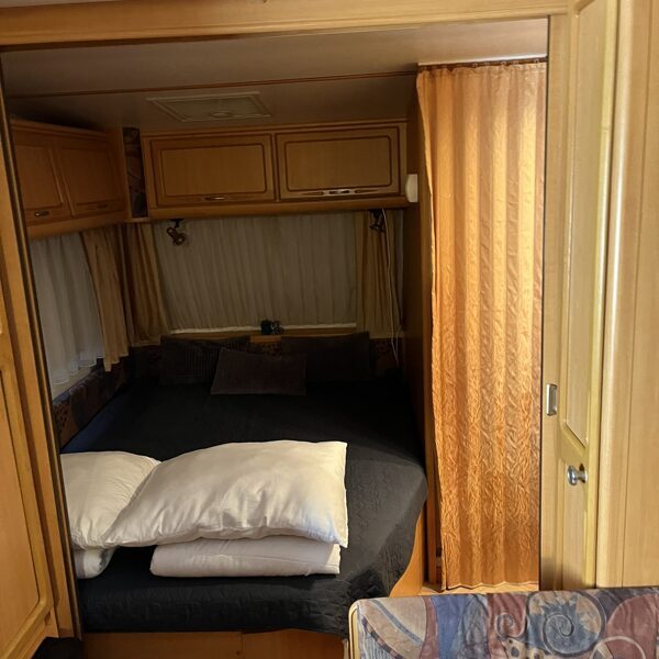 Eredeti franciaágy,elhúzhatós ajtóval.