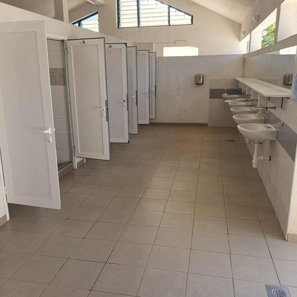 Kemping közös vizesblokk,zárható zuhanykabinokkal férfi oldal
