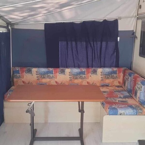 Elősátorban egy sarok étkező,alakítható ággyá