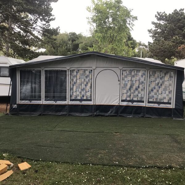 Elősátor összakapcsolva a lakókocsival,műfű leterítve