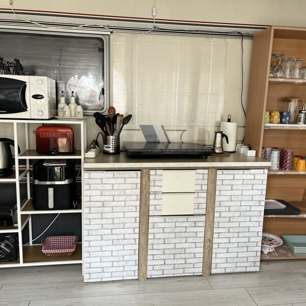 Belépve az elősátorba komód,rajta az indukciós főzőlappal,ill. polc mindenféle konyhai fel