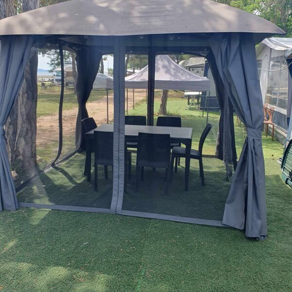 Kiülő körbe szúnyoghálóval,sötétítő függönyökkel