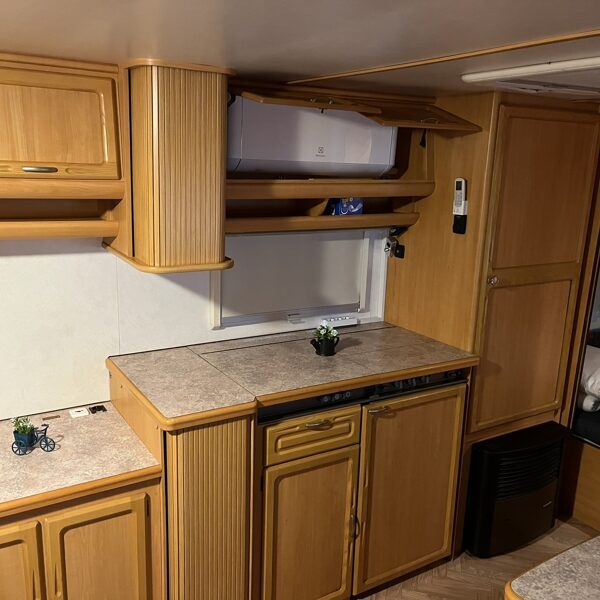 Belépsz a lakókocsiba,ezt látod. Klíma hűtő-fűtő