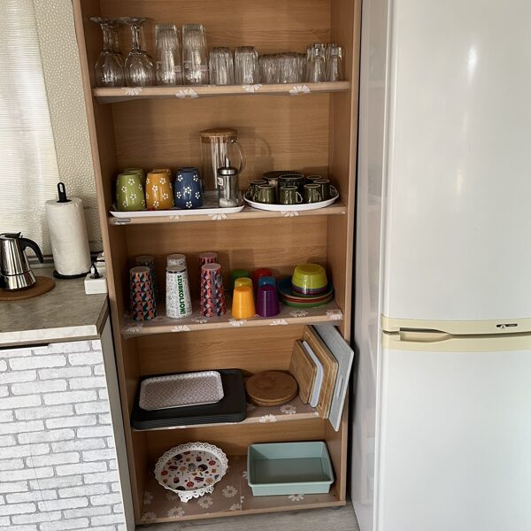 Elősátorban polc poharakkal,stb.